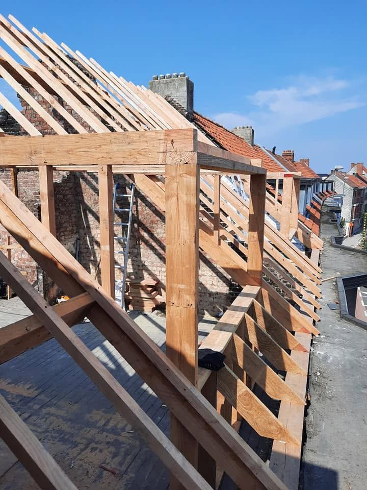 Nieuwe houten dakconstructie met spanten en kepers bij een rijwoning