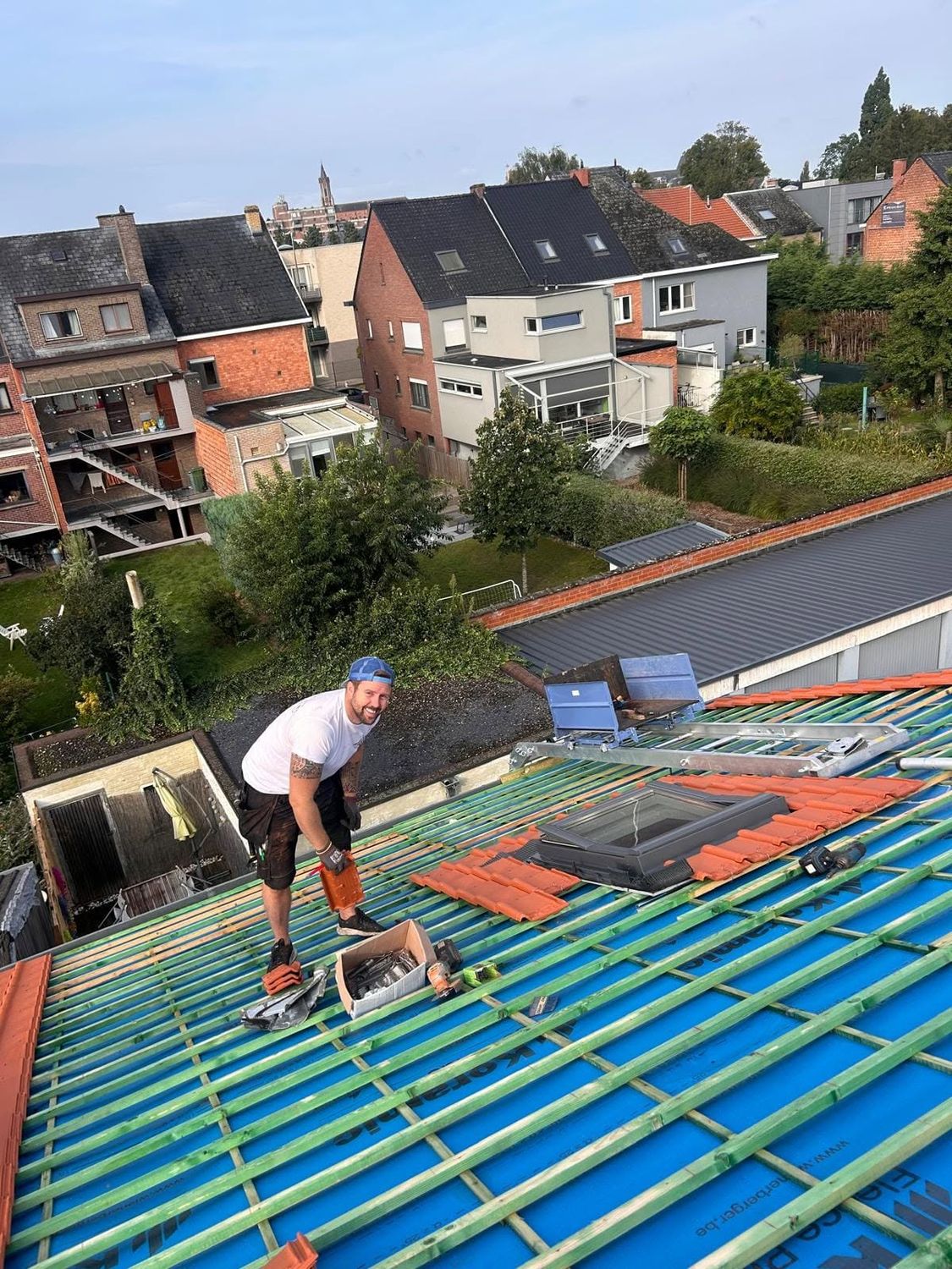 Jens Daeseleire aan het werk op een dak met nieuw onderdak en panlatten