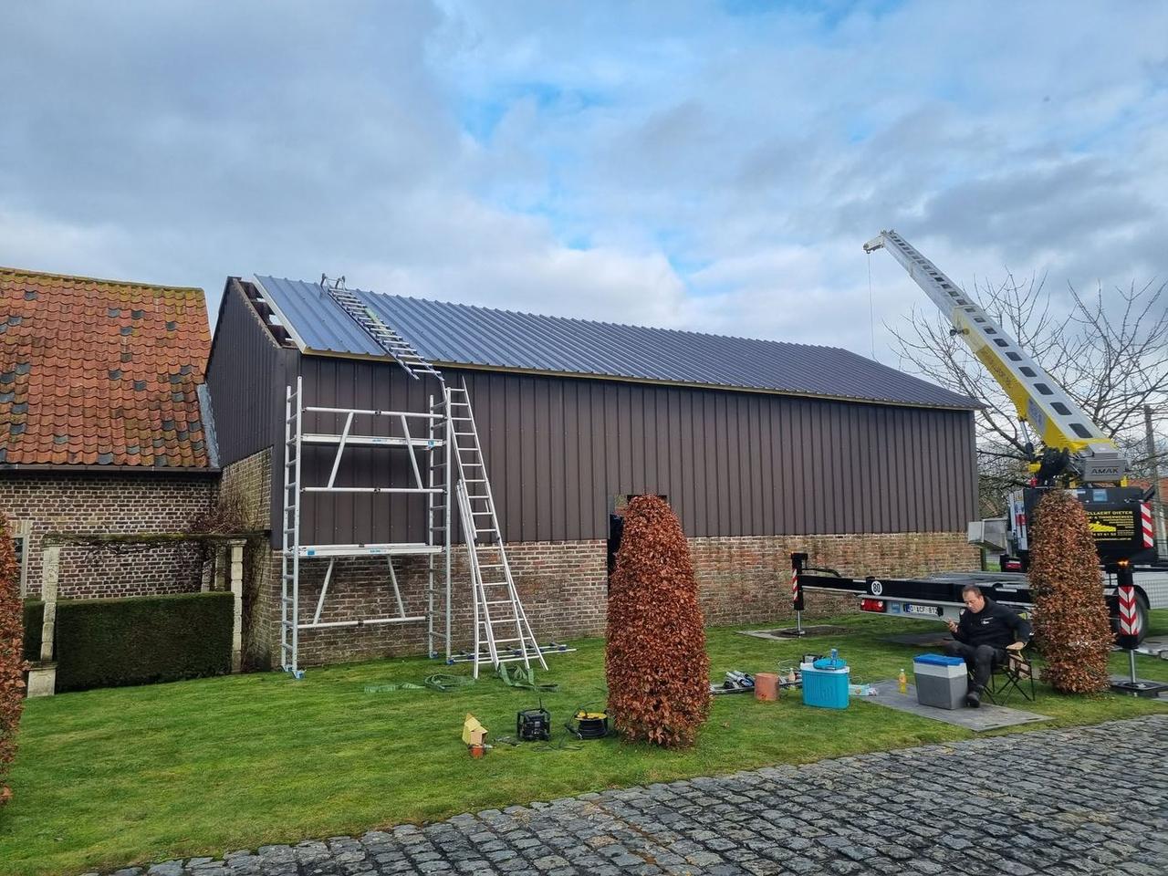 De schuur met het nieuwe dak in dakpanelen