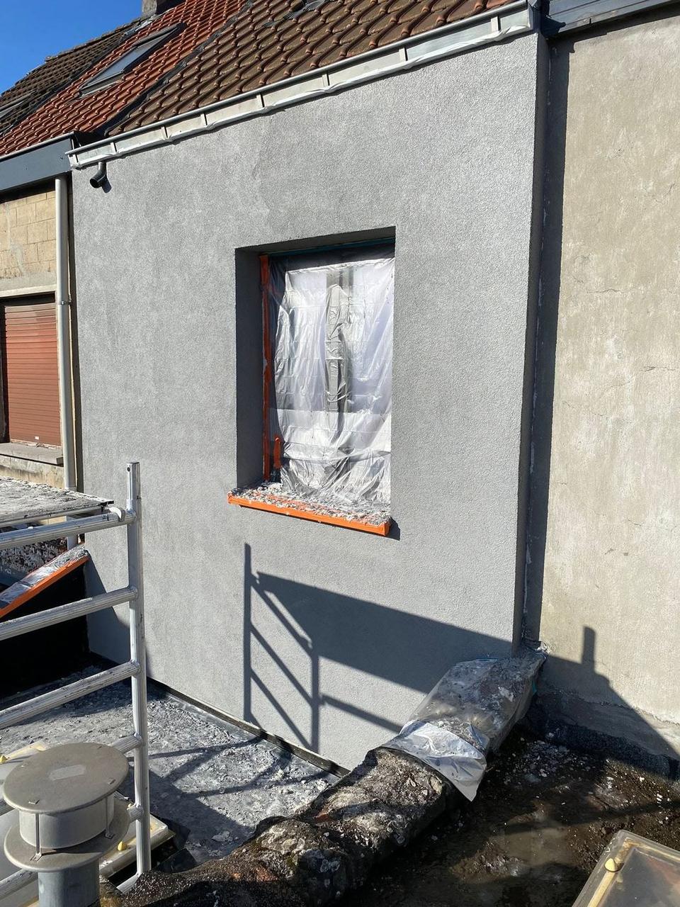 Gevel in crepi rond het raam