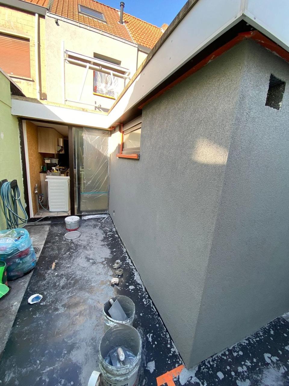 Zijgevel van de aanbouw in crepi