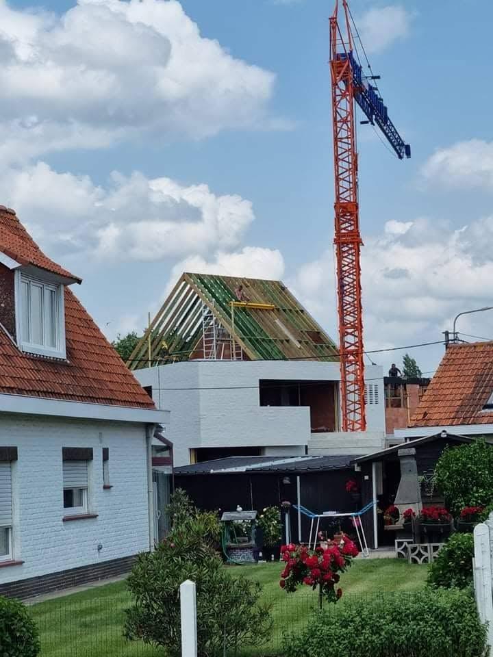 De nieuwbouw met de nieuwe dakstructuur