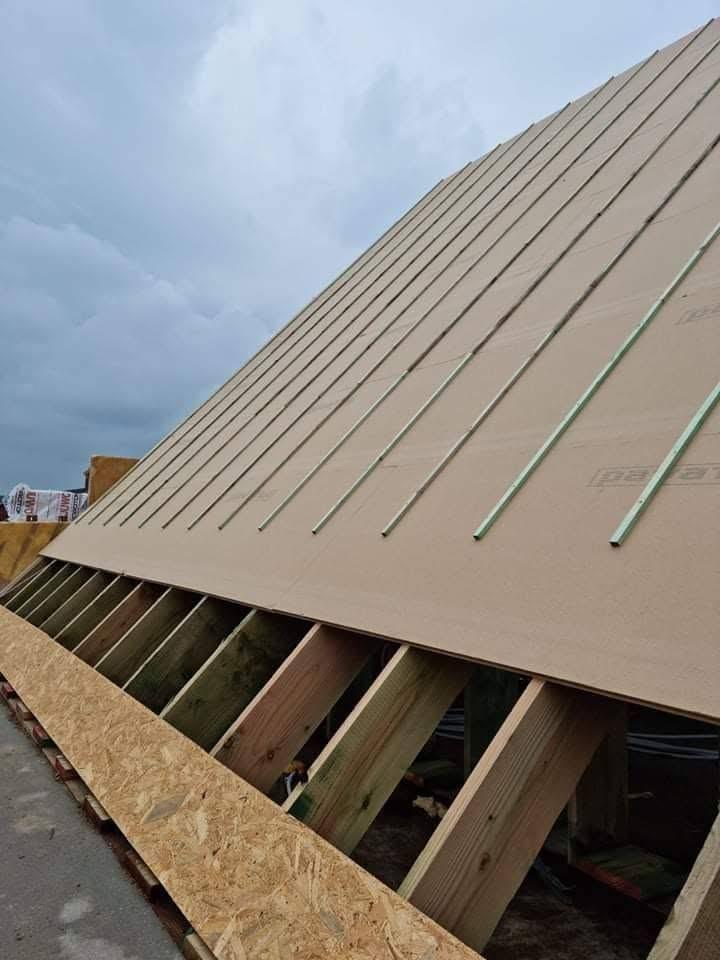 Houtvezelplaten op de spanten