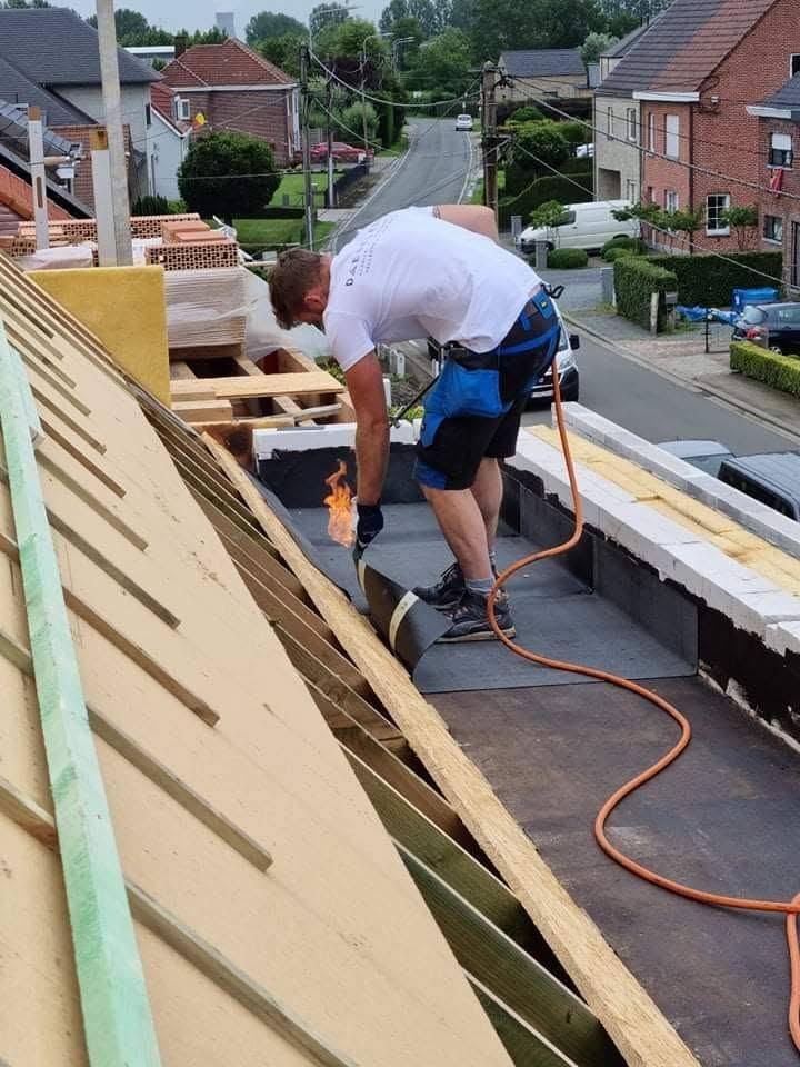 Werken aan de aansluiting tussen hellend en plat dak