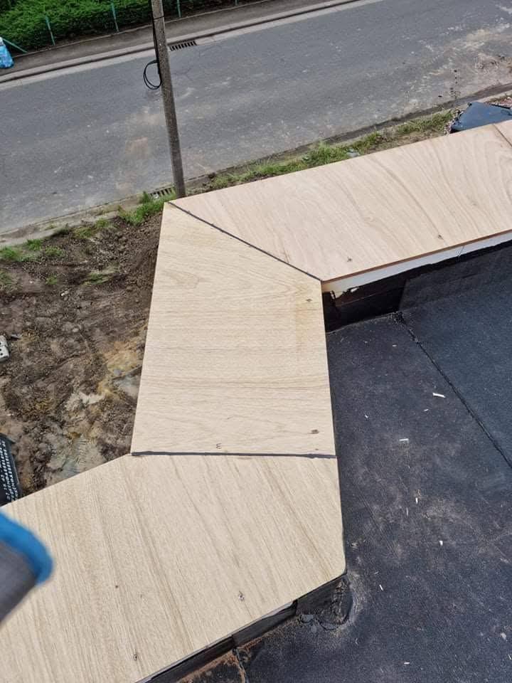 Houten dakrand op het platte dak