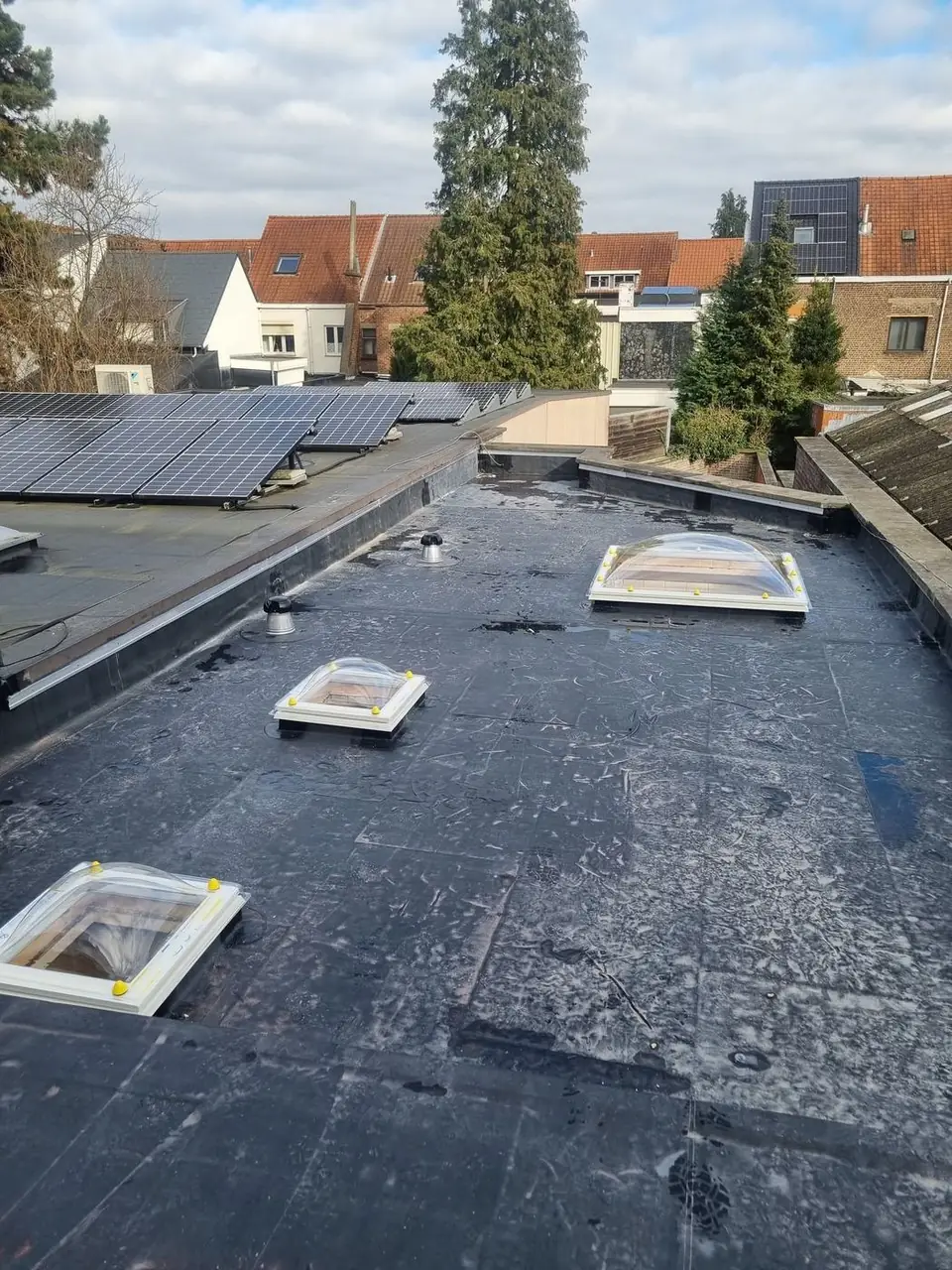Plat dak in EPDM met drie nieuwe lichtkoepels