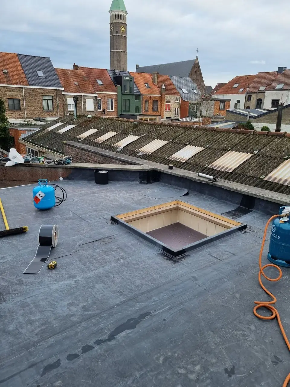 Opening voor een nieuwe lichtkoepel, met zicht op Gent