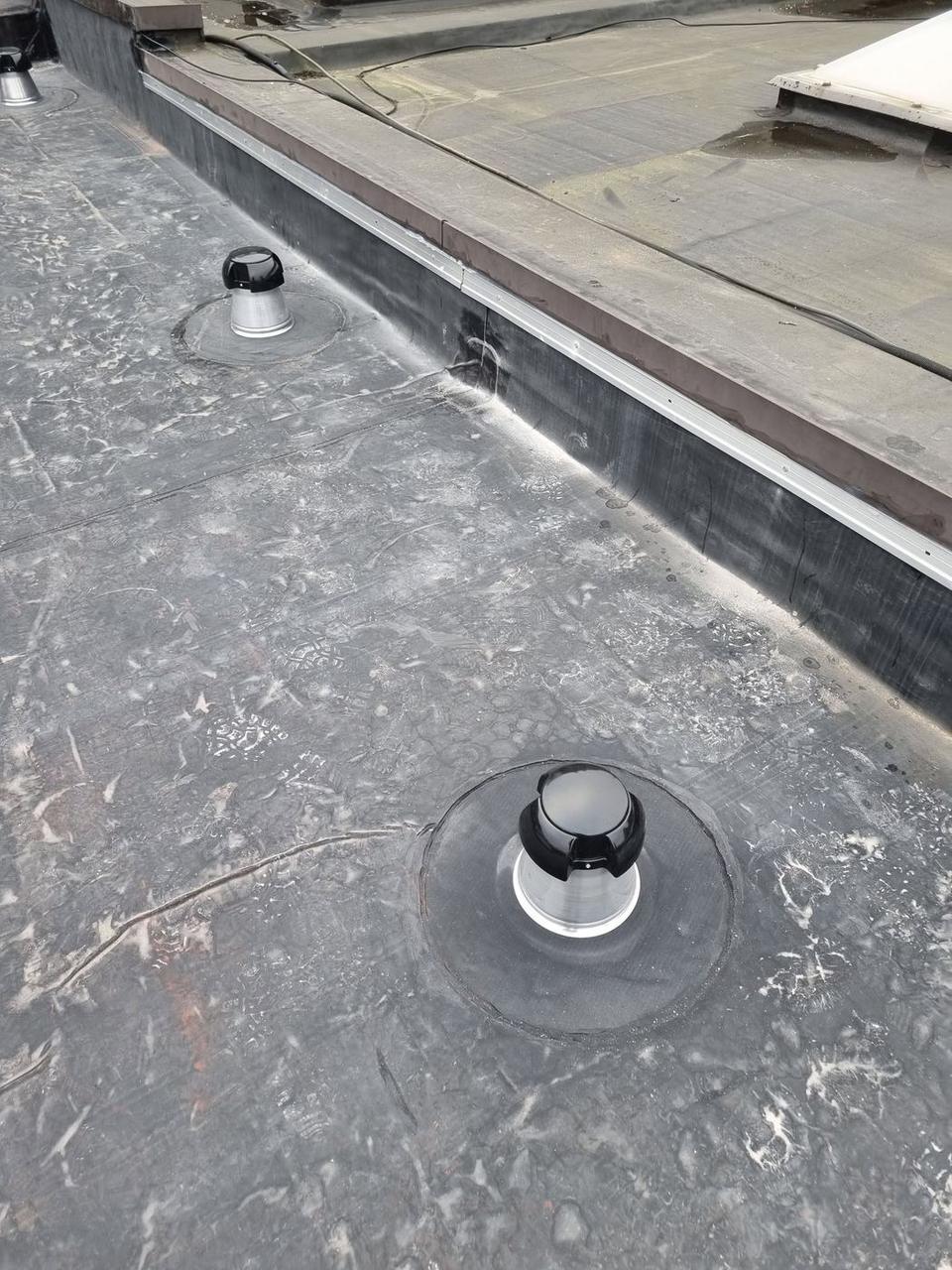 Dakdoorvoeren netjes ingewerkt in de EPDM