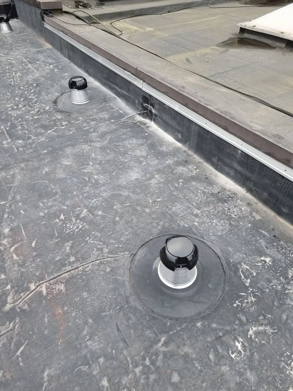 Dakdoorvoeren netjes ingewerkt in de EPDM