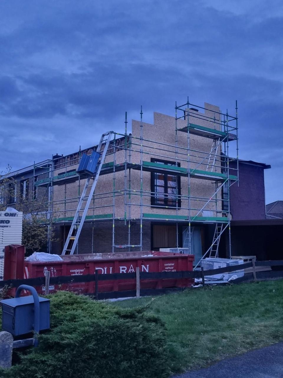 Nieuwe gevelopbouw in OSB achter de stelling