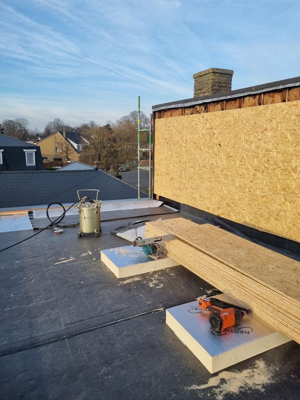 Dakbedekking tegen de nieuwe gevel in OSB