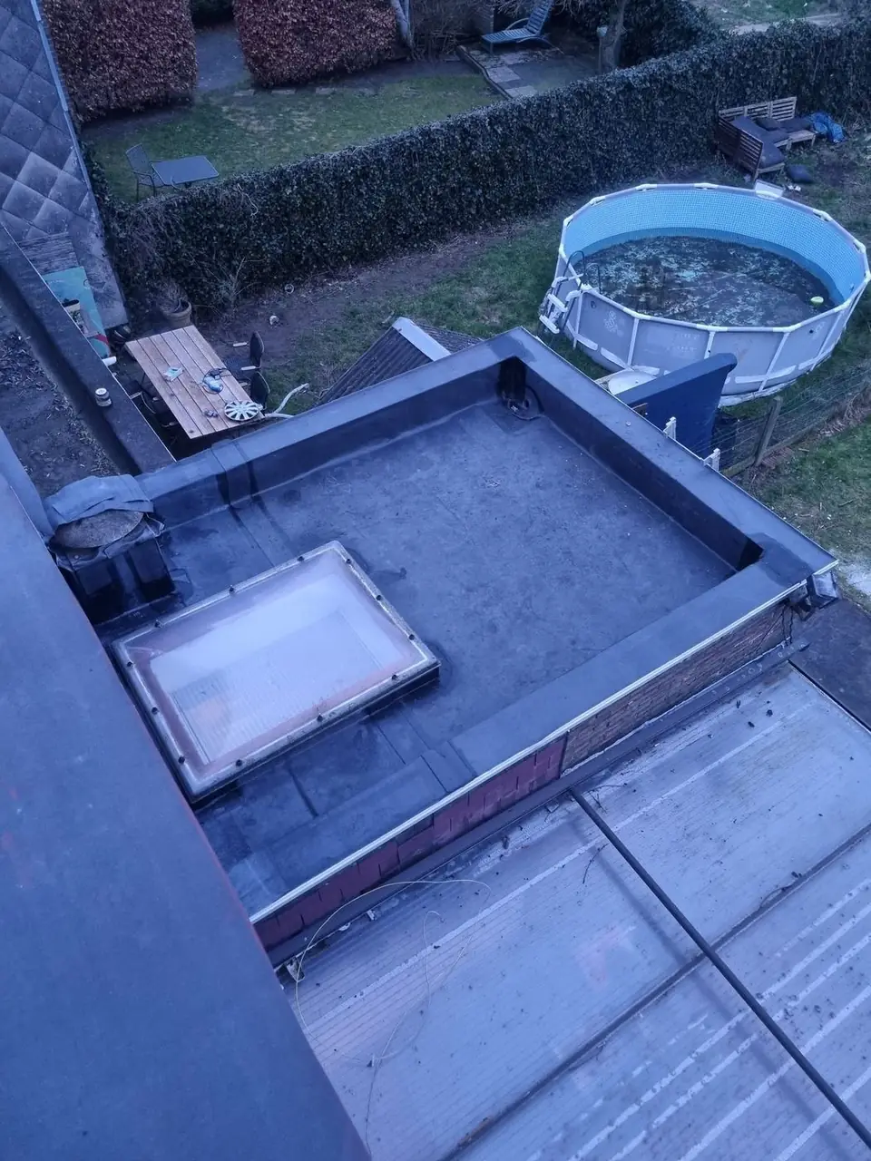 Plat dak van de aanbouw met lichtkoepel
