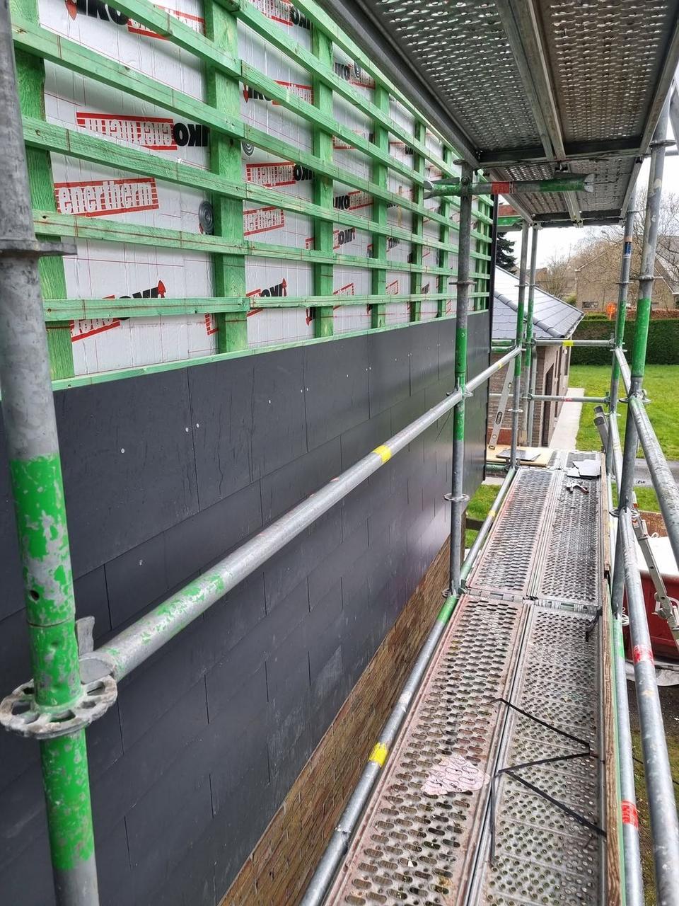 Buitengevelisolatie met regelwerk en de eerste gevelplaten
