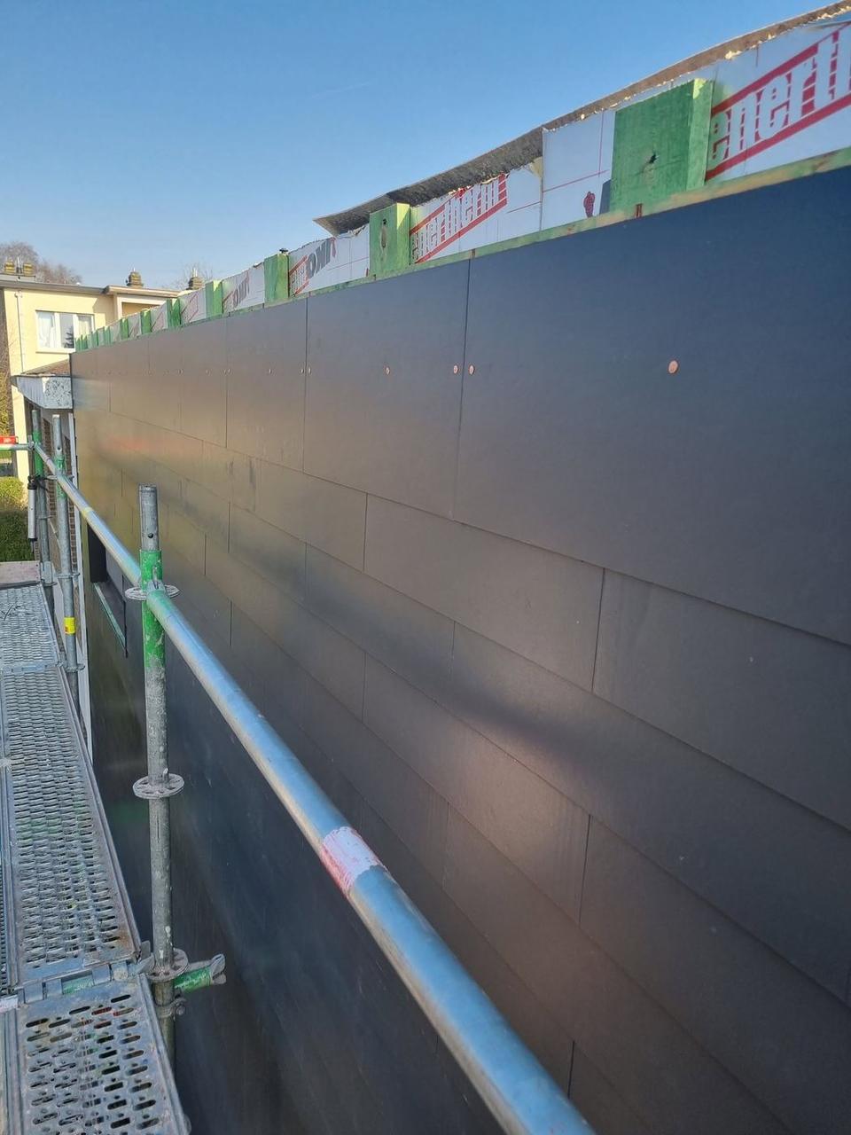 Gevel bekleed met zwarte gevelplaten