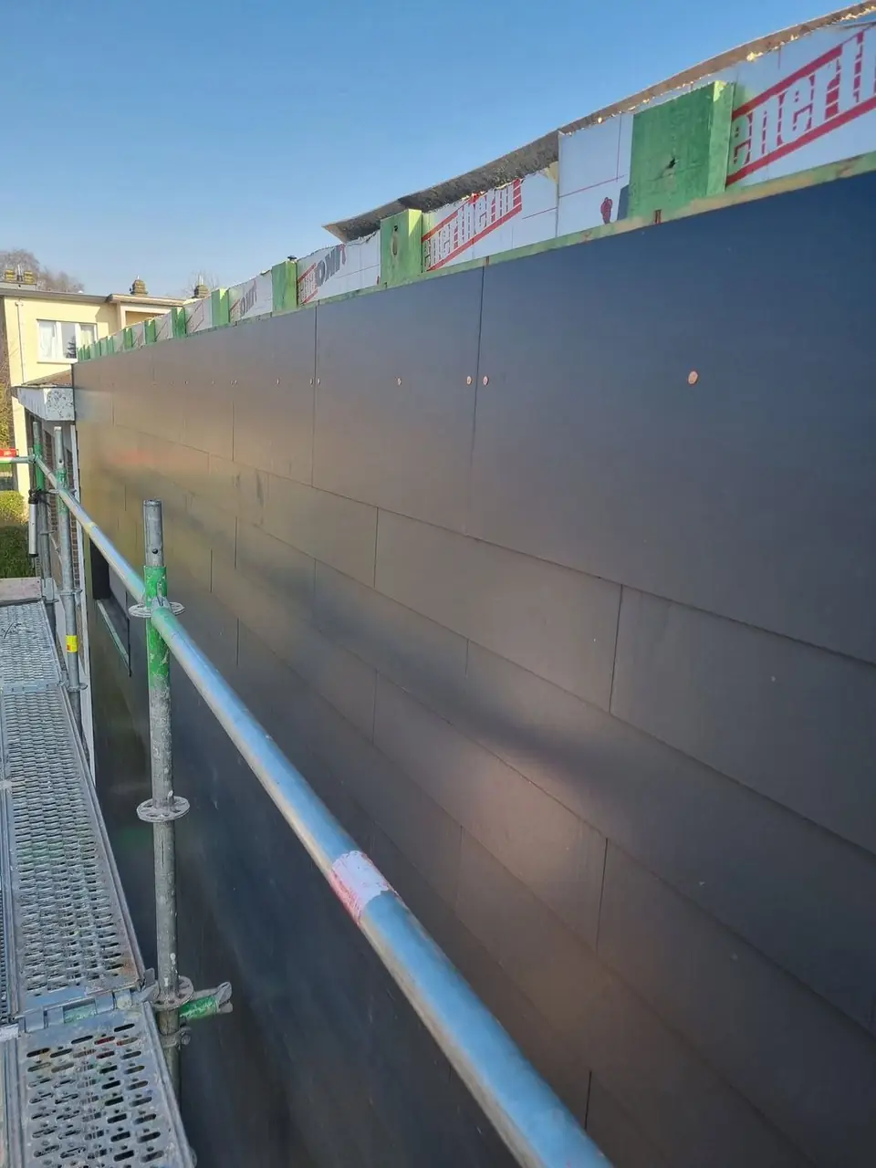 Gevel bekleed met zwarte gevelplaten