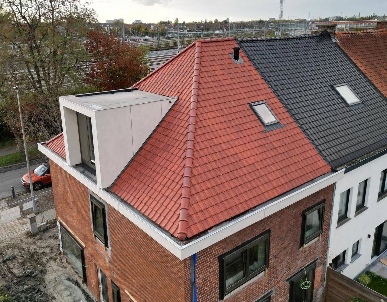 Afgewerkt dak met rode pannen en de nieuwe dakkapel