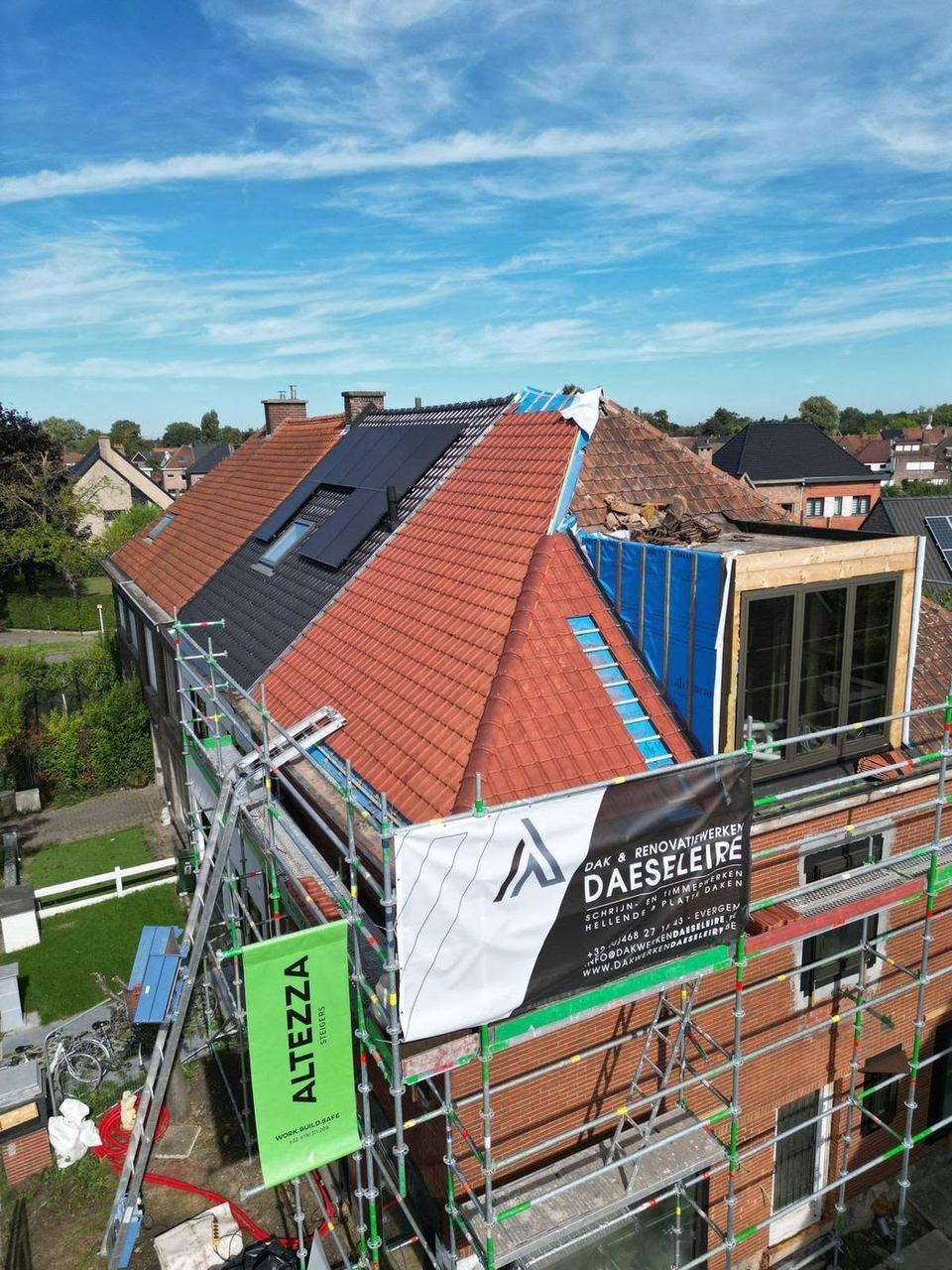 Werf met stelling en de banner van Dakwerken Daeseleire