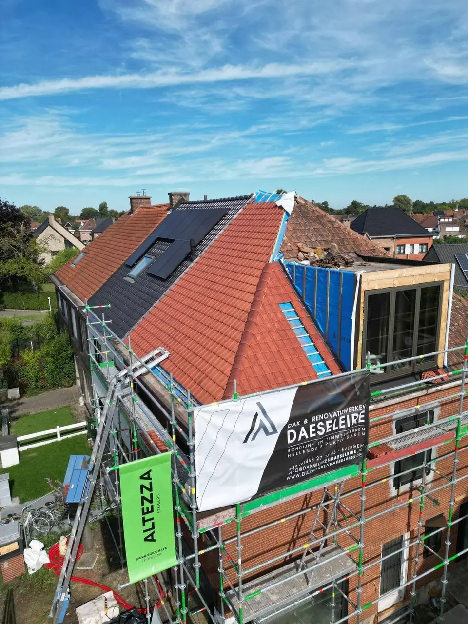 Werf met stelling en de banner van Dakwerken Daeseleire