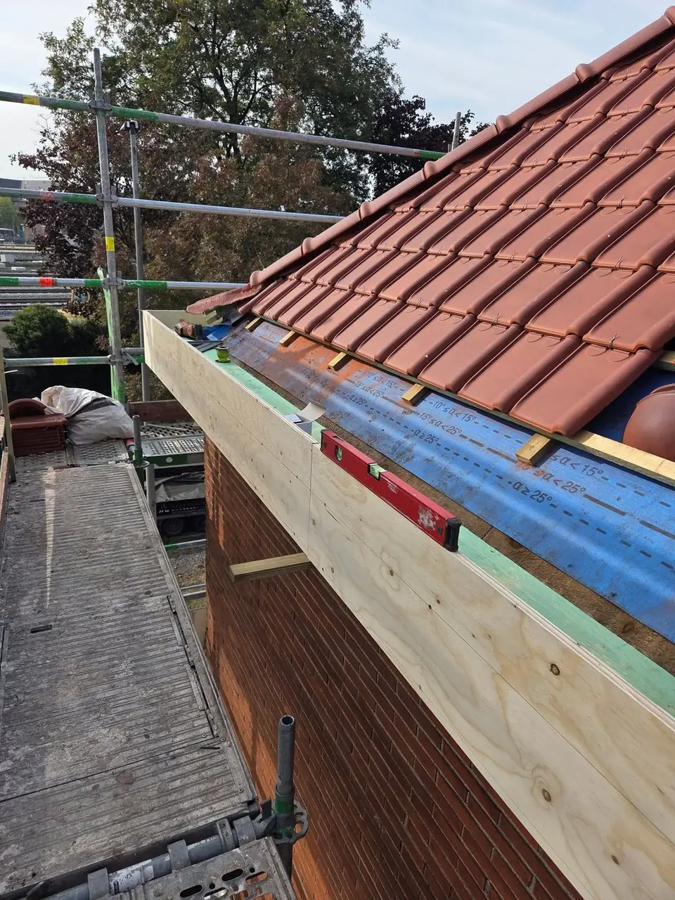 Nieuw onderdak en panlatten, de eerste pannen liggen