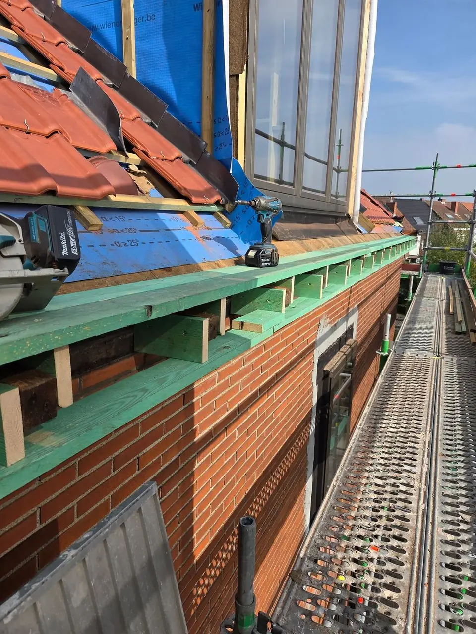 Aansluiting van het pannendak op de nieuwe dakkapel