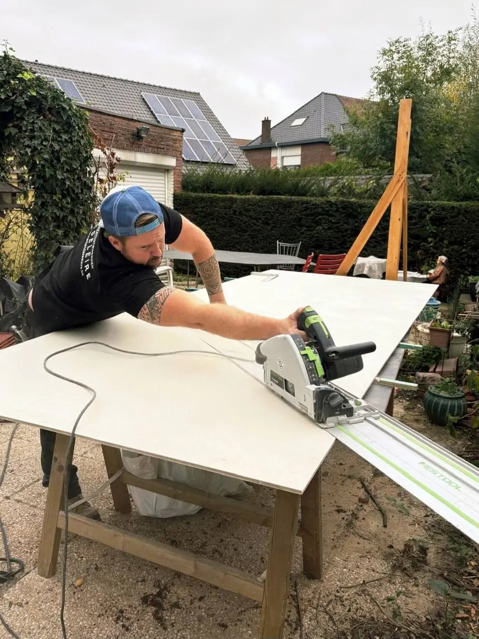 Jens zaagt de gevelplaten voor de dakkapel op maat