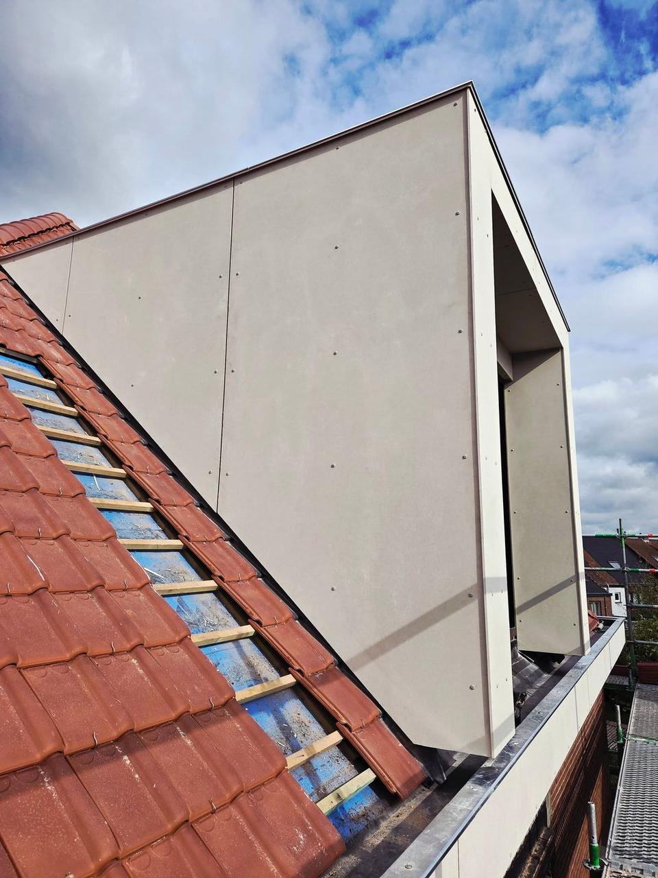 Zijwang van de dakkapel met strakke gevelbekleding
