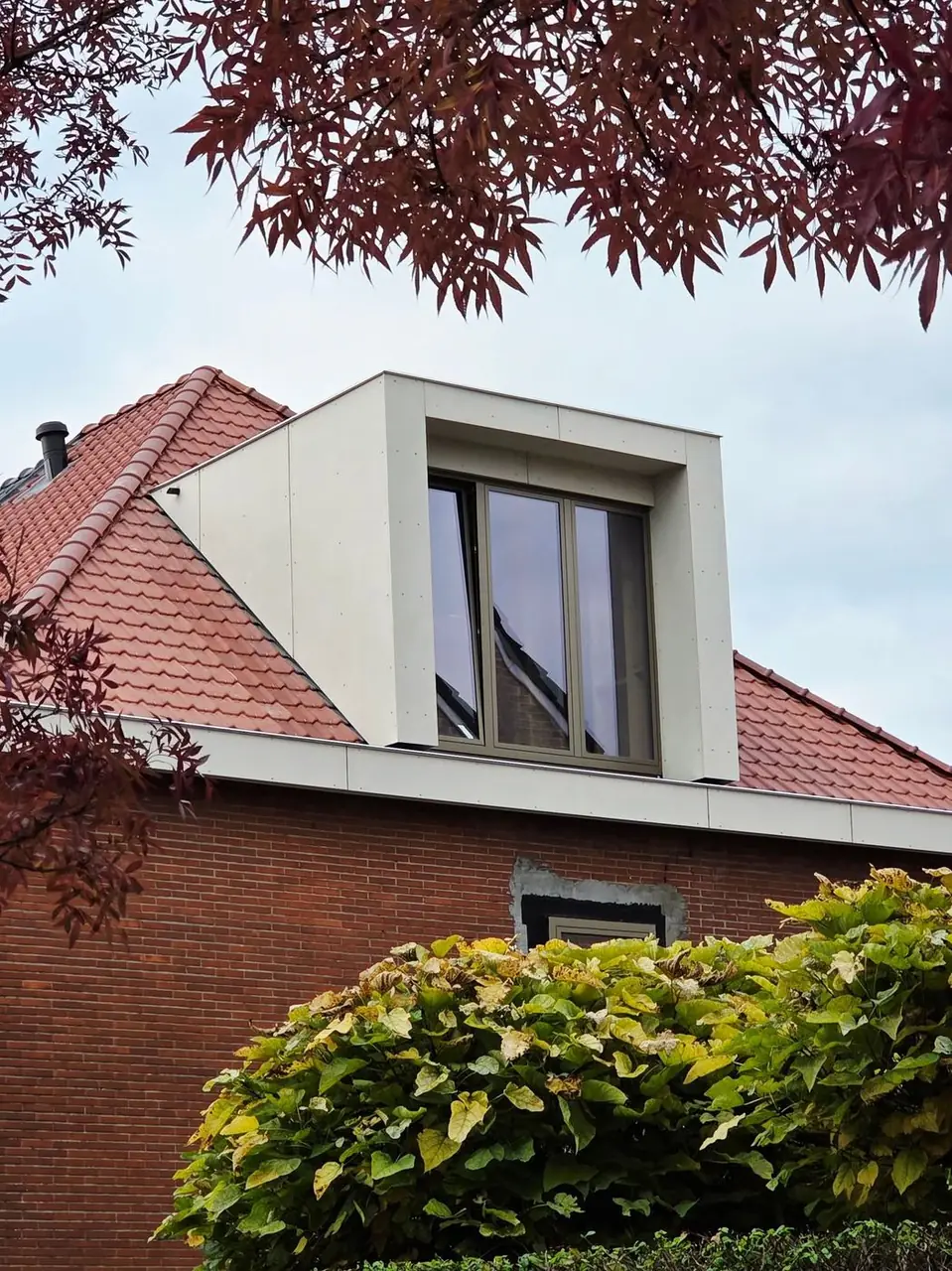 Afgewerkte dakkapel, gezien vanaf de straat