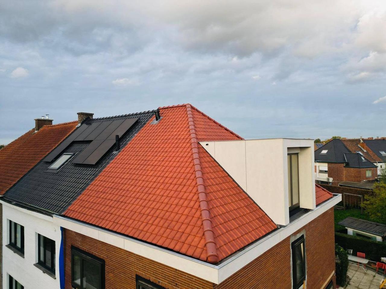 Het nieuwe pannendak naast de buurwoning