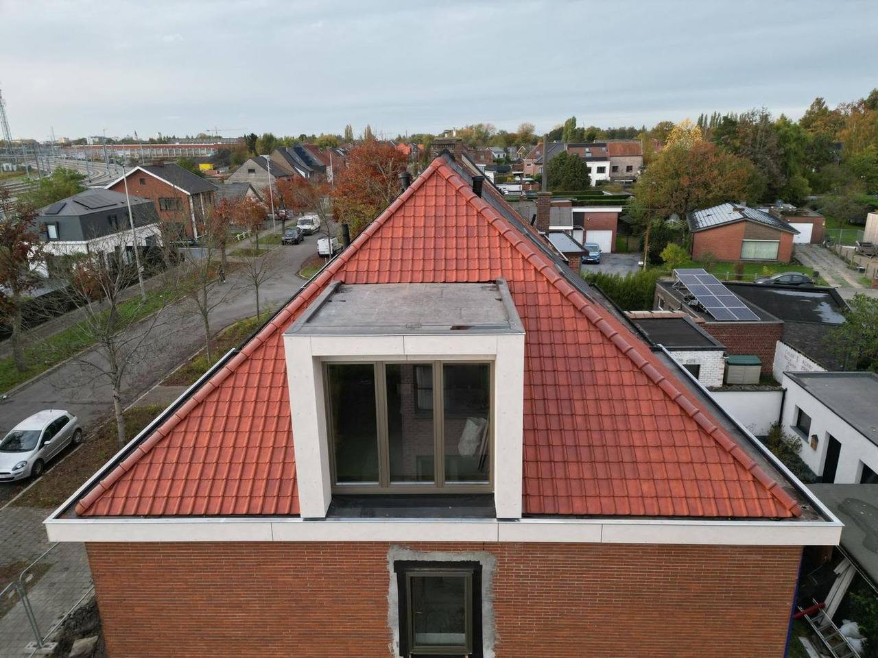 Vooraanzicht van het dak met de dakkapel