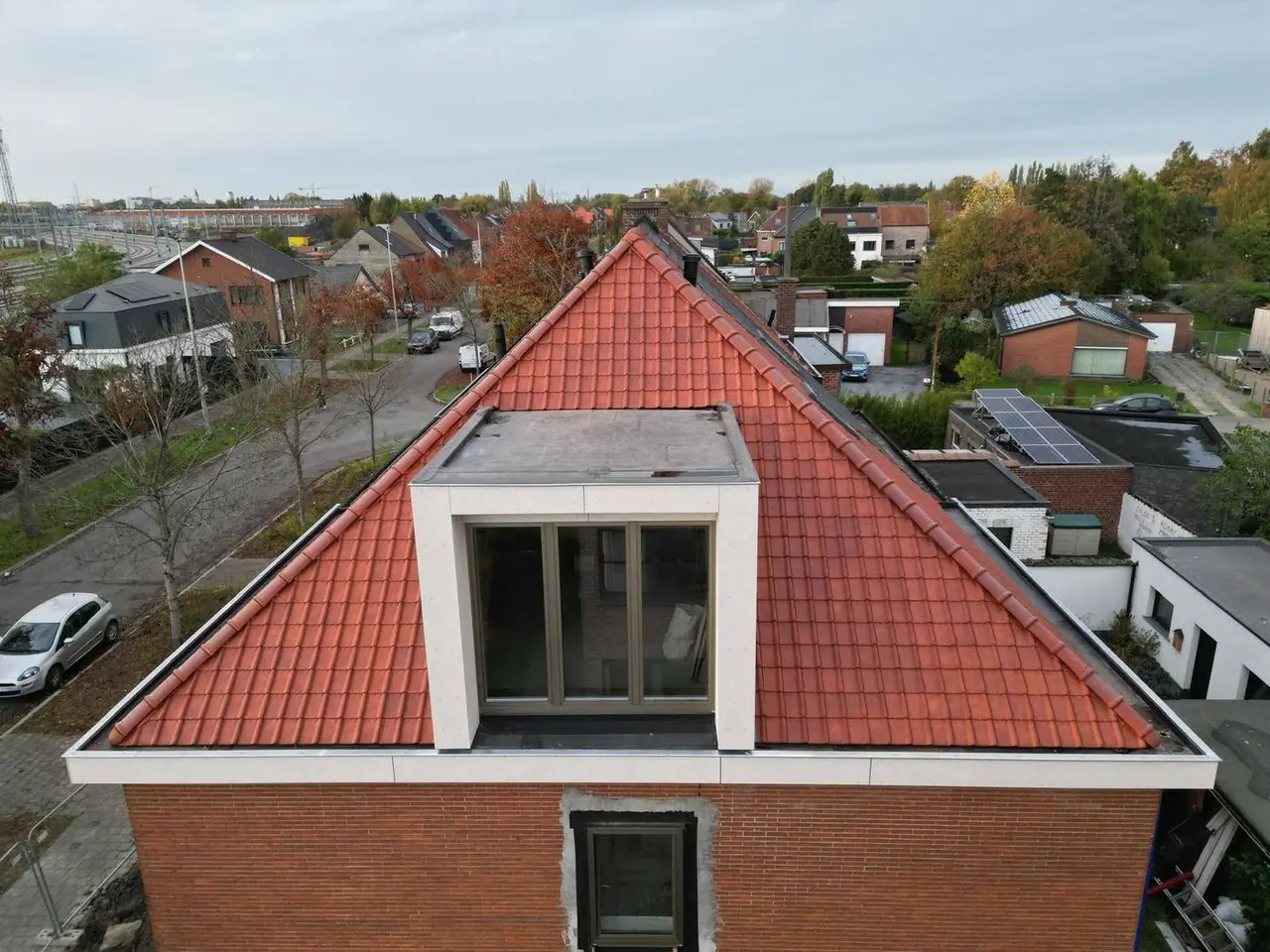 Vooraanzicht van het dak met de dakkapel