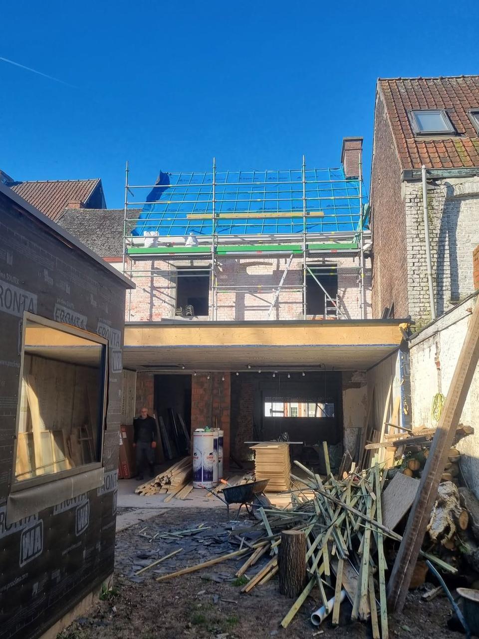 Achterzijde van de woning met stelling en nieuw onderdak