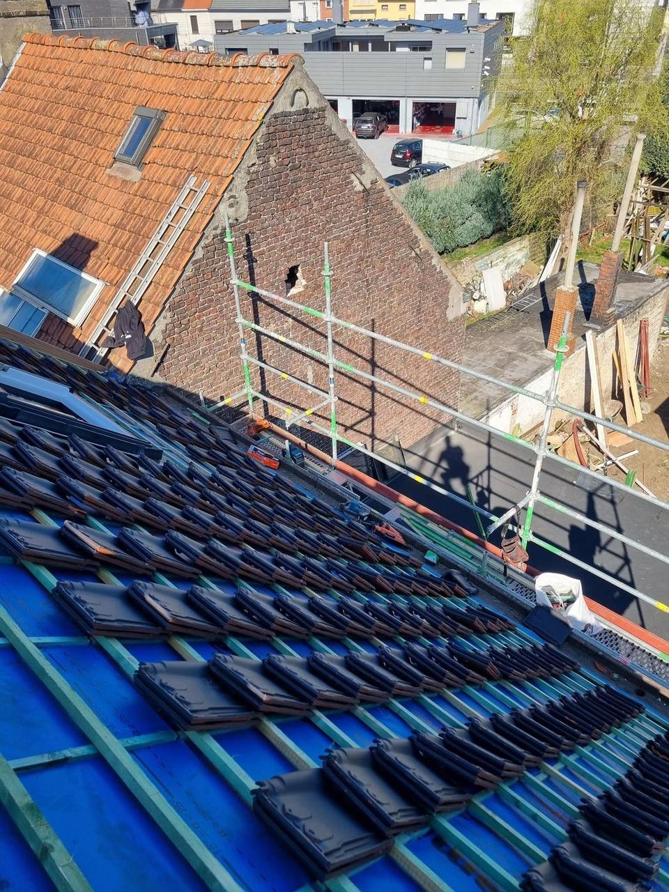 Nieuwe pannen op onderdak en panlatten