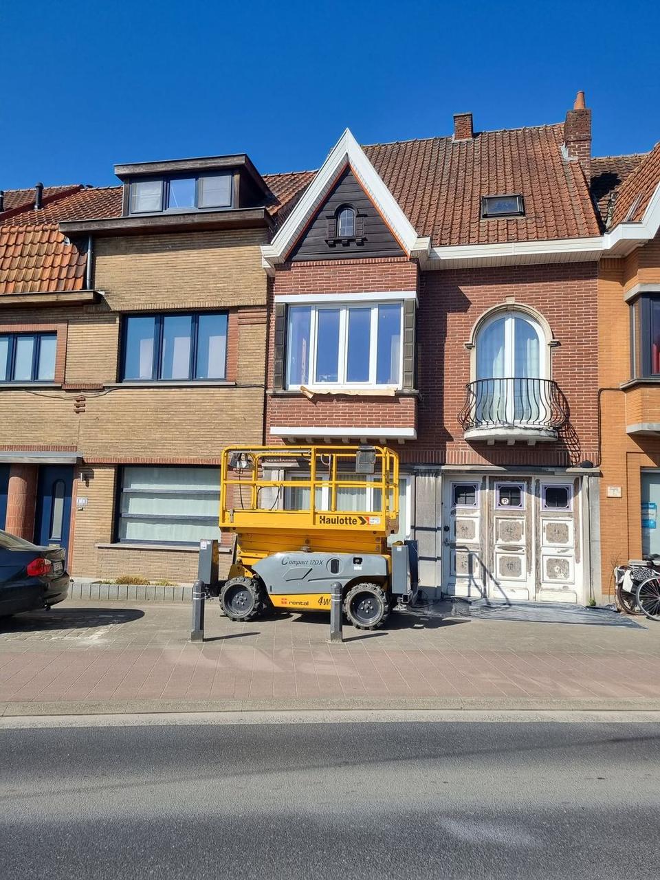 Woning met hoogwerker tijdens de werken
