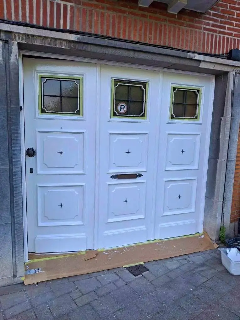 Garagepoort afgeplakt voor het schilderwerk