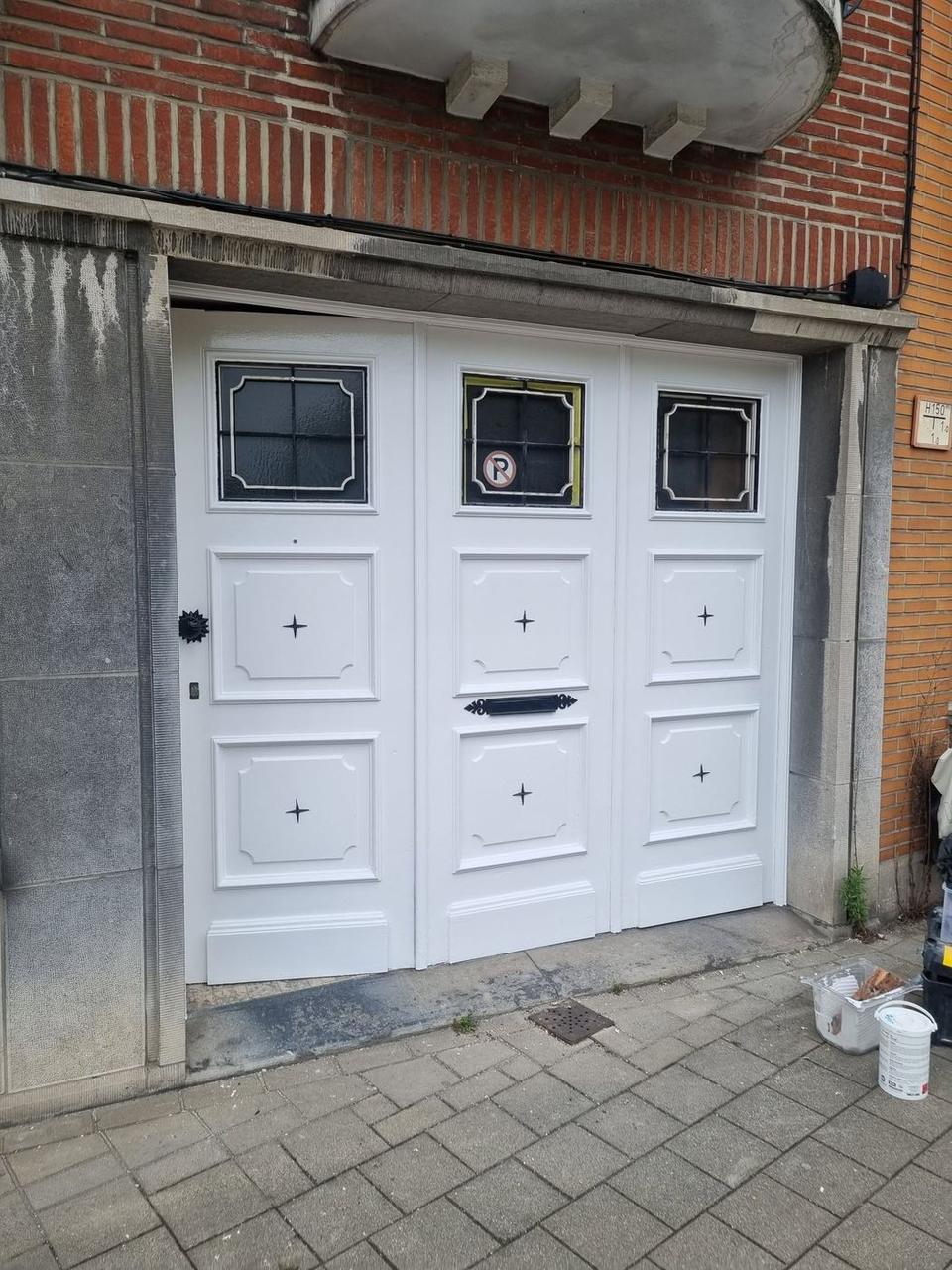 Garagepoort na het schilderen