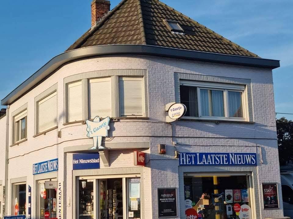 Boekenhandel 't Gazetje in Evergem met de nieuwe oversteek in antraciet