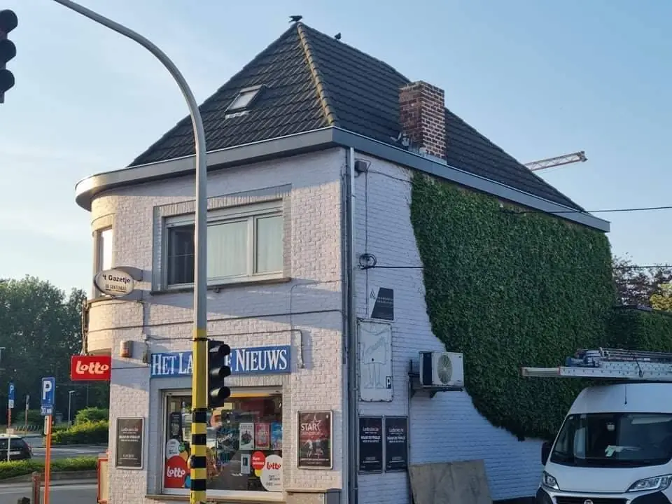 Het hoekpand met de vernieuwde dakoversteek