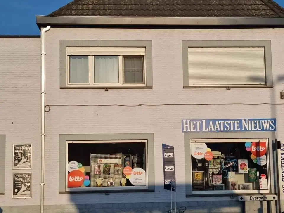 Zijgevel met de nieuwe oversteek in Trespa