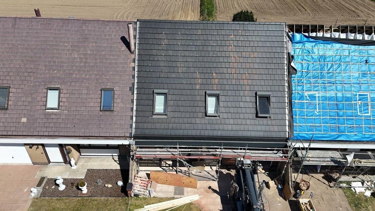 Luchtfoto van het nieuwe dak tussen de buurwoningen