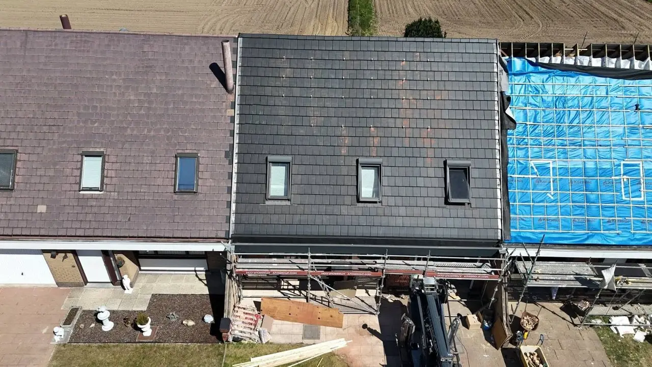Luchtfoto van het nieuwe dak tussen de buurwoningen