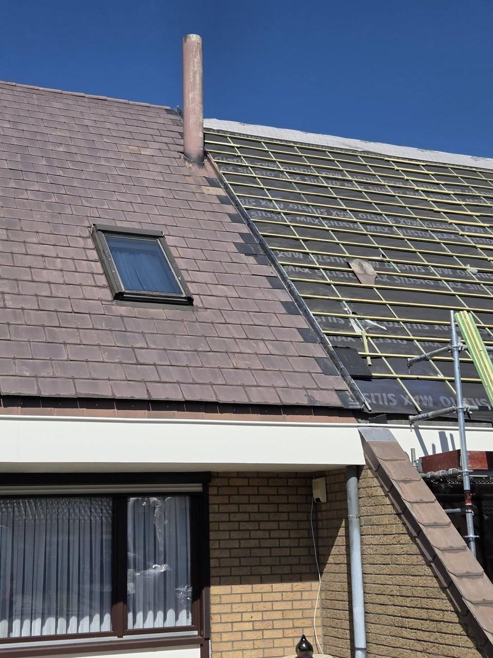 Nieuw onderdak en panlatten naast het oude dak van de buren