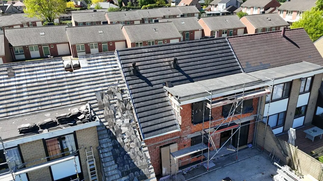 De woning met stelling tijdens de werken