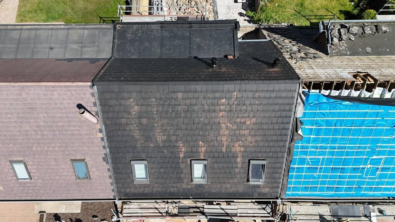 Luchtfoto van het afgewerkte dak met dakvensters