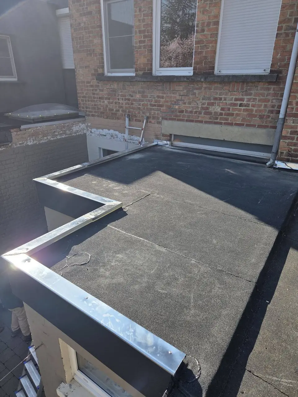 Afgewerkt plat dak met nieuwe aluminium dakranden