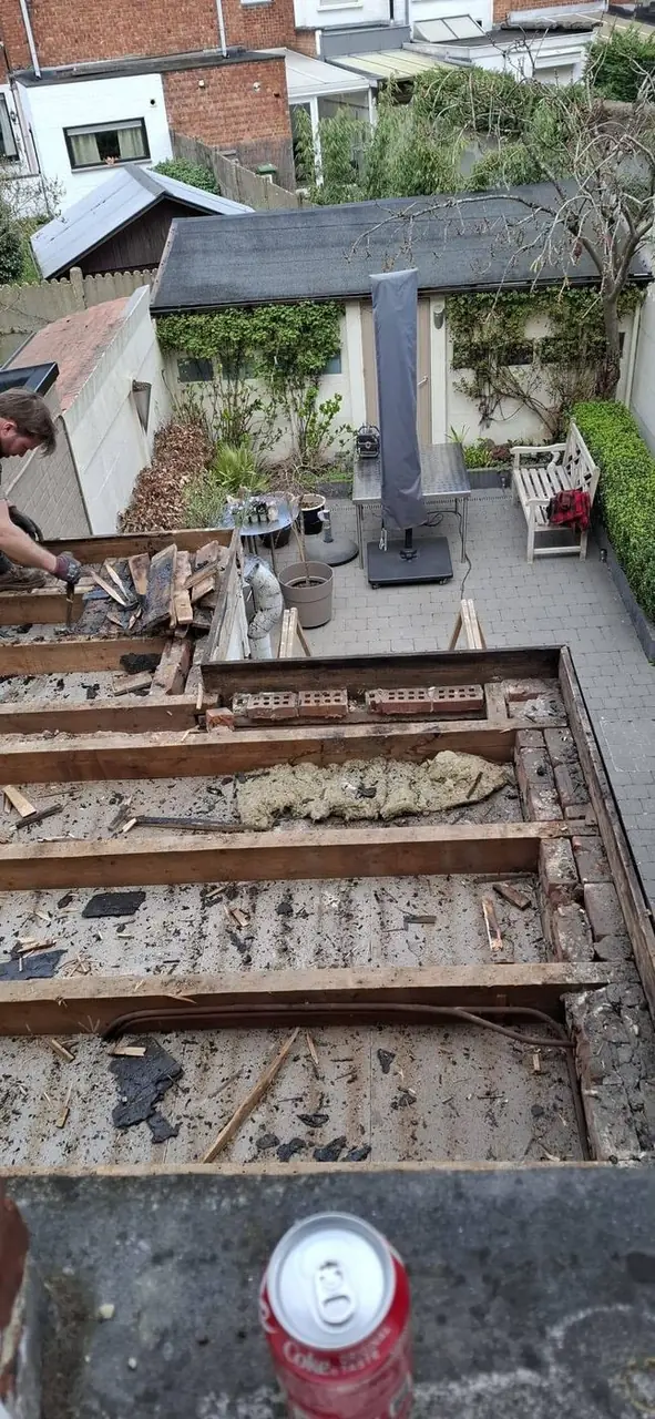 Het oude dak opengebroken, zicht op de oude balken