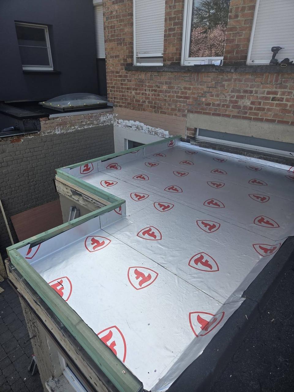 PIR-isolatieplaten op de nieuwe dakvloer