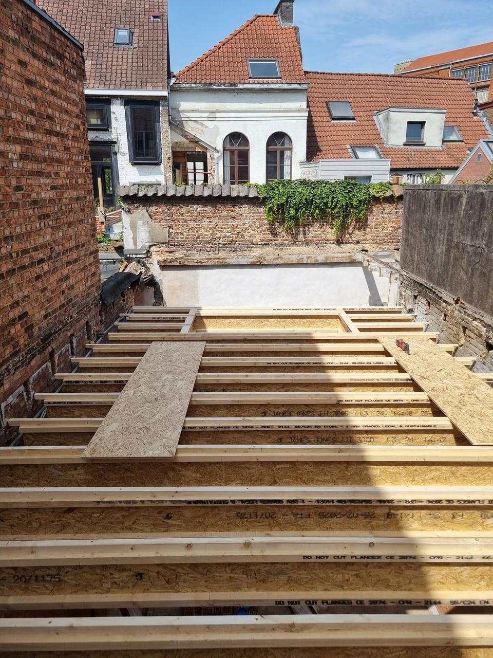 Dakvloer in opbouw, met zicht op de achterliggende woningen