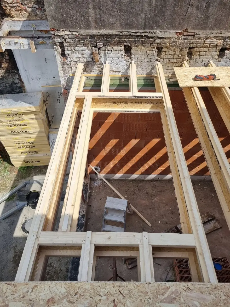 Houten kader voor een dakopening, isolatieplaten klaar voor plaatsing