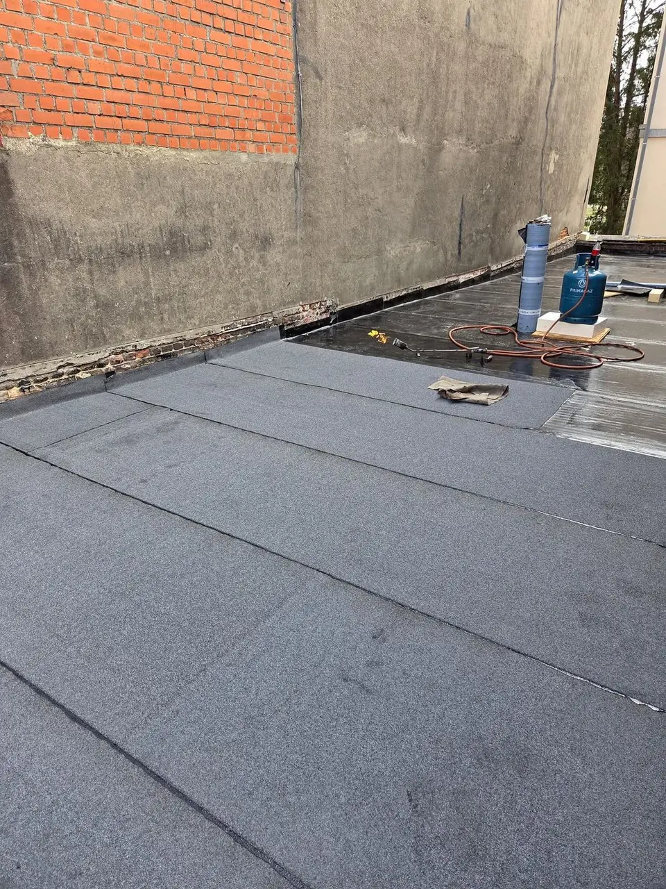 Toplaag met leislag tegen de opstaande muur