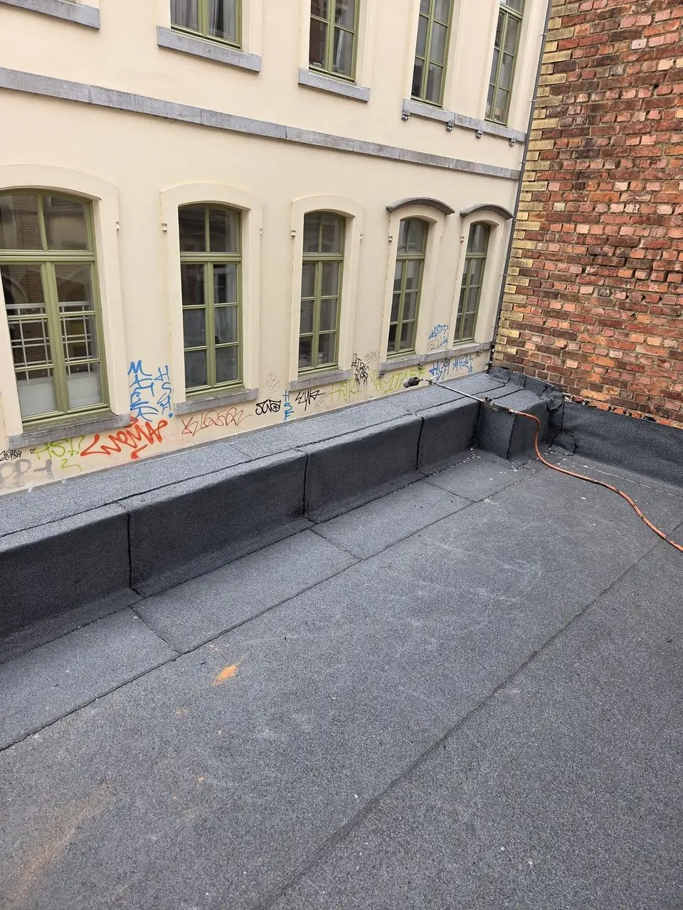 Aansluiting tegen de gevel van de buren